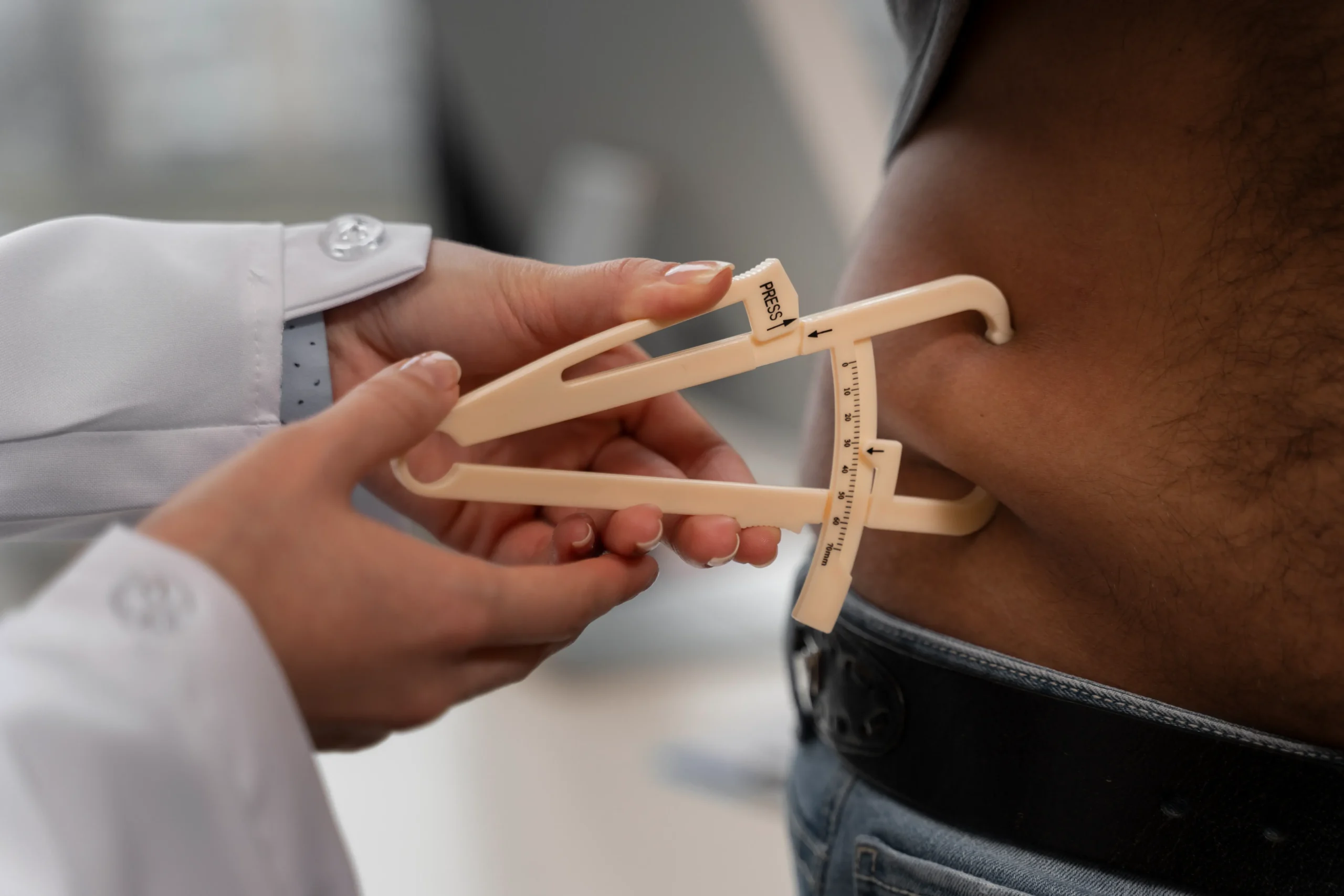 entrenador-ayudando-principiantes-en-el-gimnasio